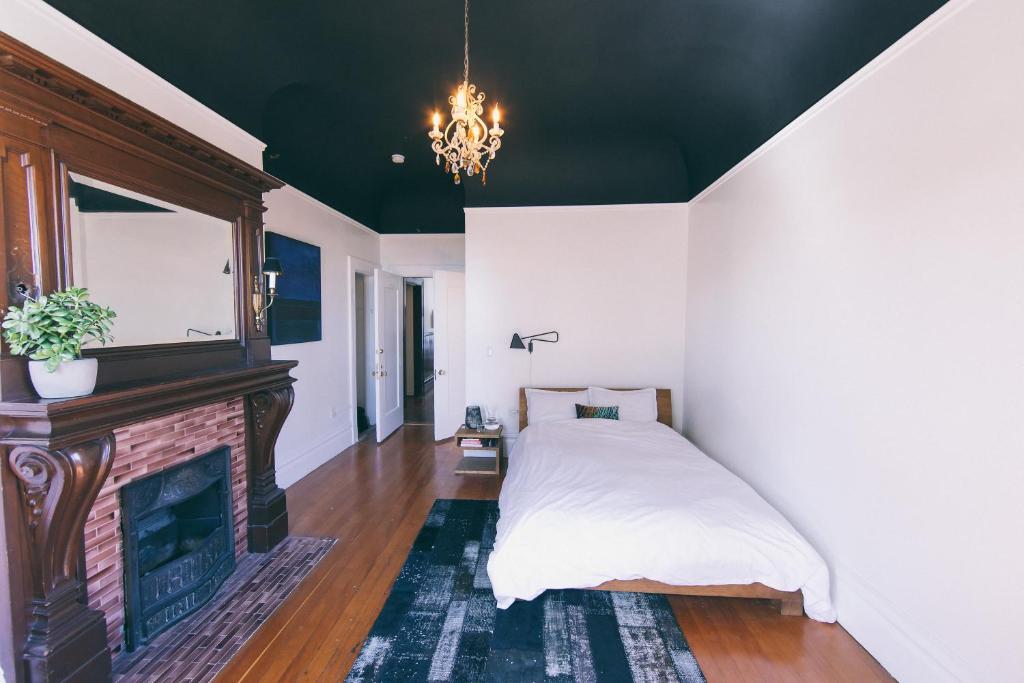 Corner Parkview Room